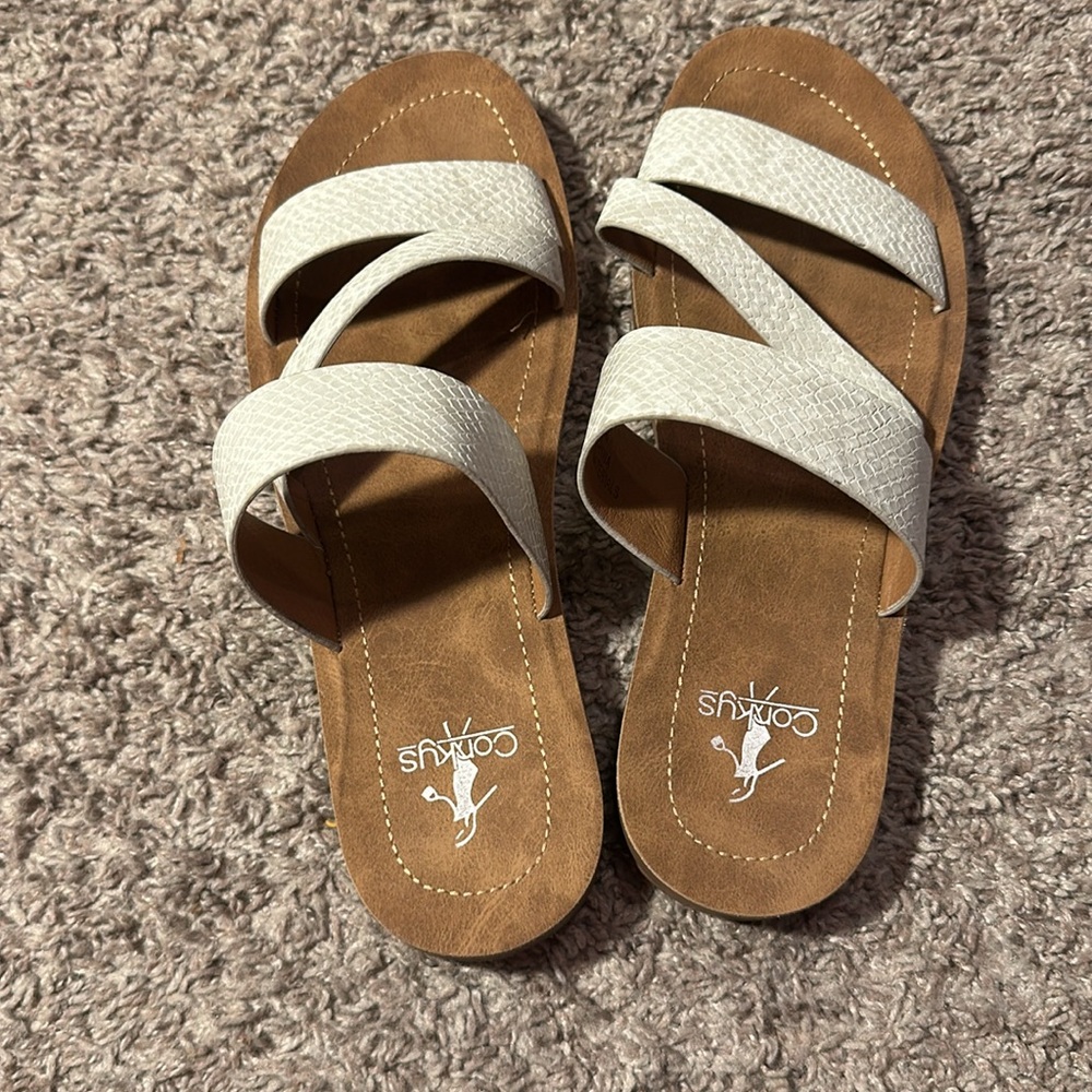 Corkys Sandal Womens 8 Lydia White Metallic Multi Strap Slip On / Box 29-1 - Picture 2 of 9